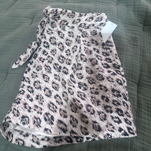 NWT Joie linen shorts. Sz 8 - Picture 6 of 13